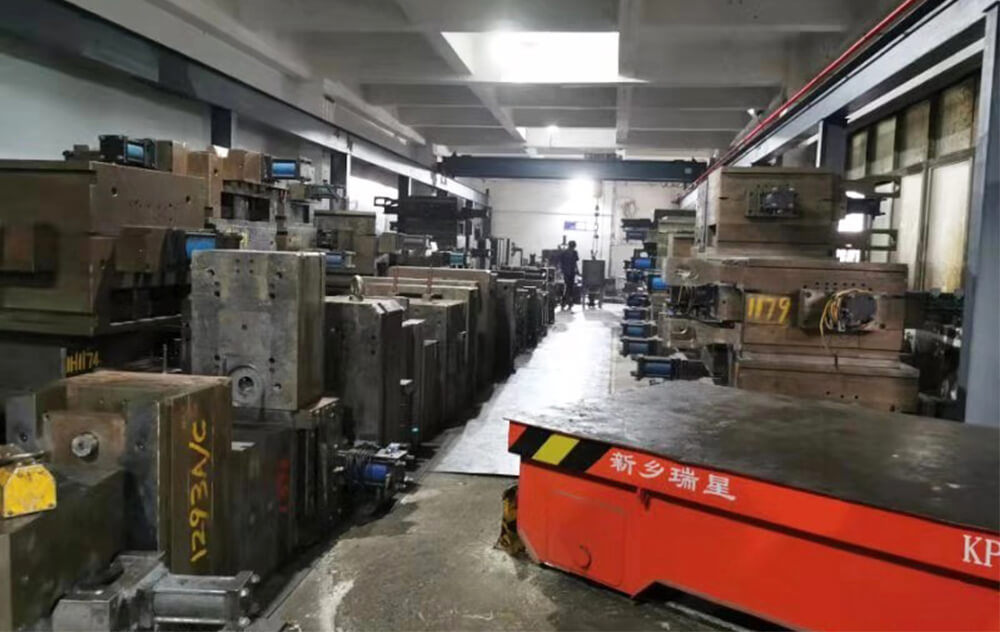 完善的模具存储仓库管理，保证能第一时间根据客户的订单安排生产，节省模具周转的成本和时效。