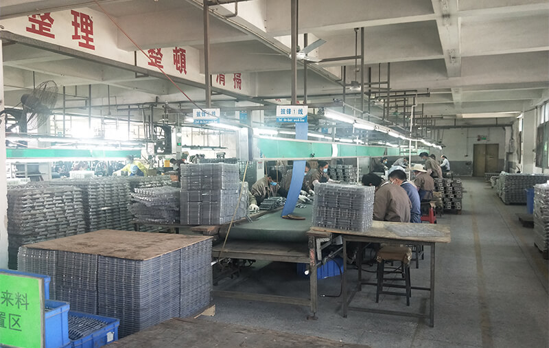 加工课：单轴钻床，整形线，去披锋线，多轴钻孔机，拉砂机，攻牙机，打磨线，甩干机等共55台。